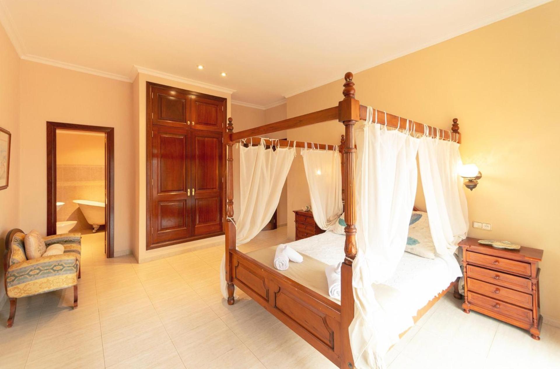 Oliveres By Vintage Travel *